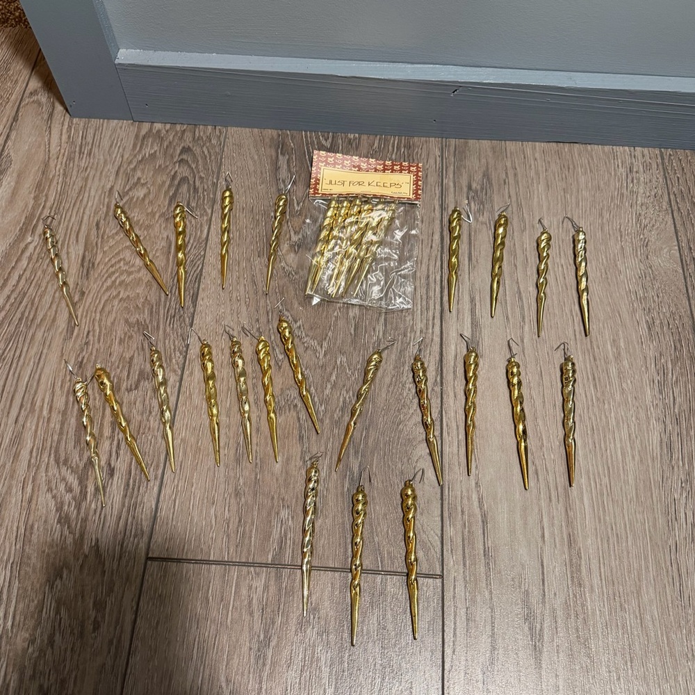 Lot of 30 vintage Christmas spiral ornaments.